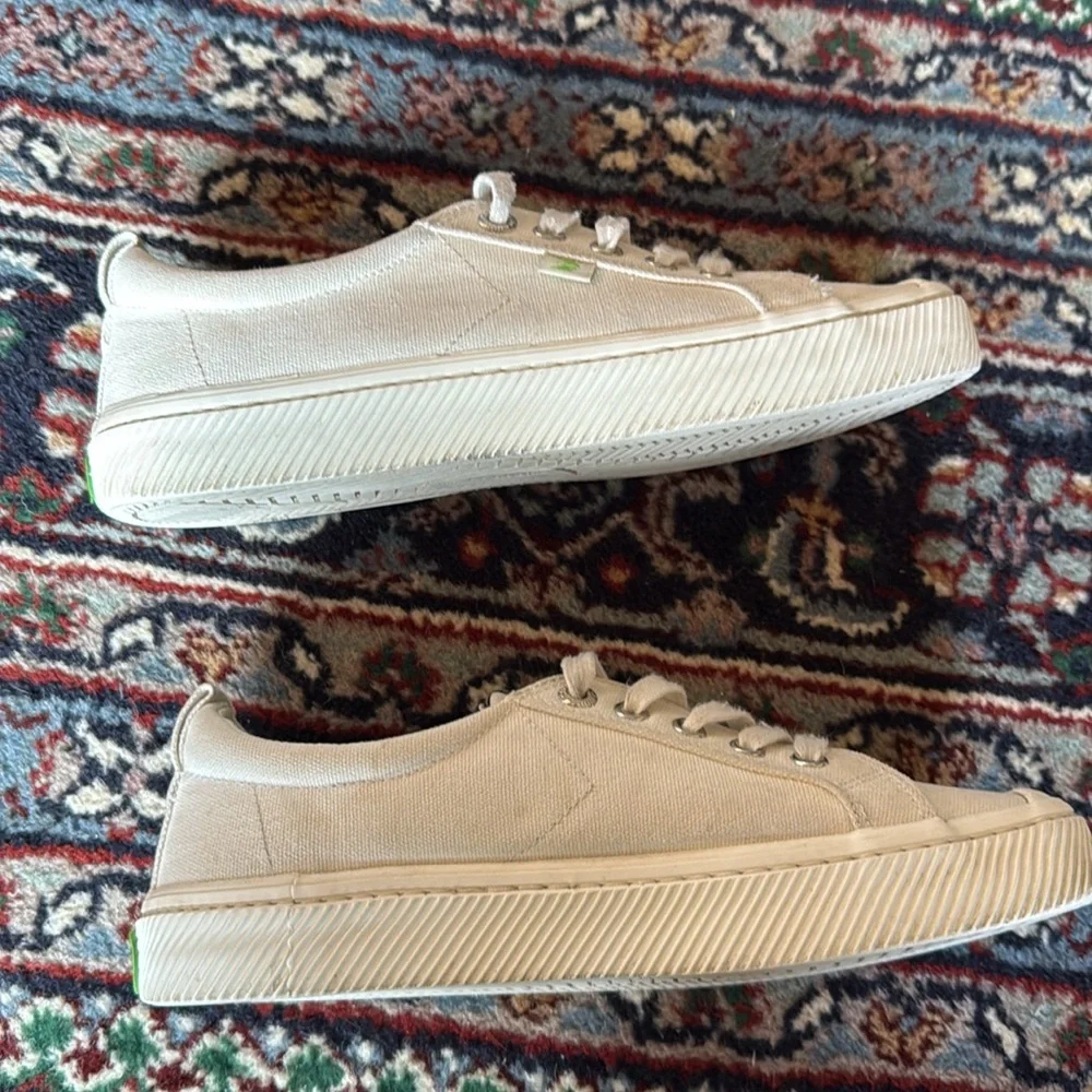 Cariuma Low Top Canvas Sneaker  - Size 8